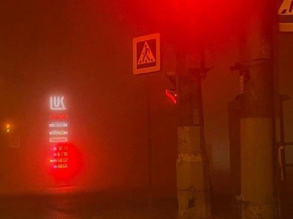 Красный свет в тумане и пустая улица — точь-в-точь как в триллере | Источник: читатель V1.RU