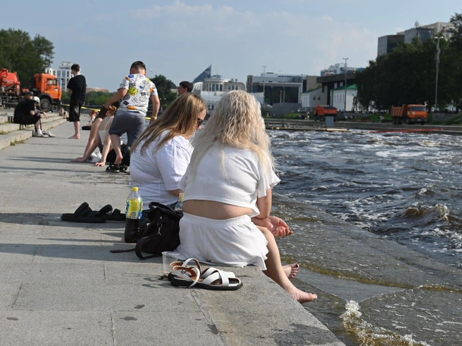 В центре много отдыхающих у воды | Источник: Дмитрий Емельянов / E1.RU
