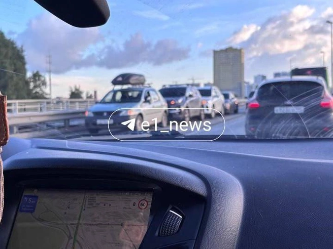 Столкновение четырёх автомобилей на мосту | Источник: читатель E1.RU