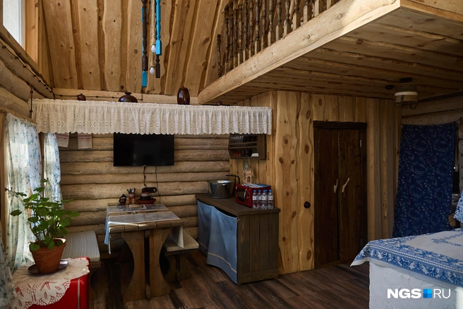 Еду можно заказать в избу из ресторана или пожарить шашлык&nbsp;— у каждой избы есть мангальная зона | Источник: Александр Ощепков / NGS.RU 