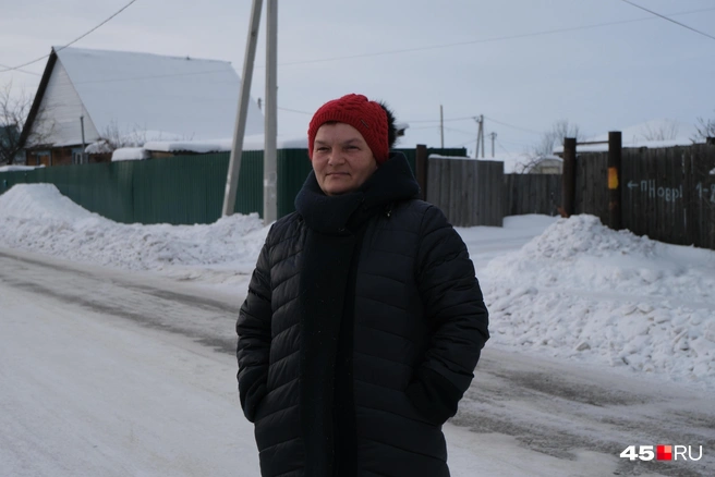 Людмила Харитонова. Ее брат Олег порядка 17 лет работал на хозяйстве сестры. Она говорит, что с братом у них были теплые отношения | Источник: Анастасия Малышкина / 45.RU 