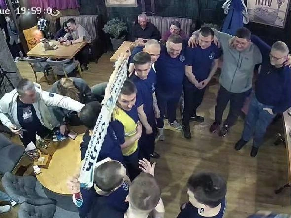 Болельщики устроили беспорядки в одном из популярных ресторанов Екатеринбурга | Источник: читатель E1.RU
