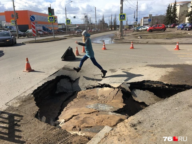 В яму с лёгкостью провалится легковушка | Источник: Александра Савельева
