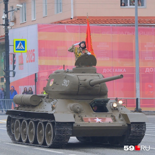 Во главе колонны прошел танк Т-34 — участник боев за взятие Берлина. Он стоял на постаменте в поселке Марковском Чайковского округа, но к параду его восстановили | Источник: Тимофей Калмаков / 59.RU
