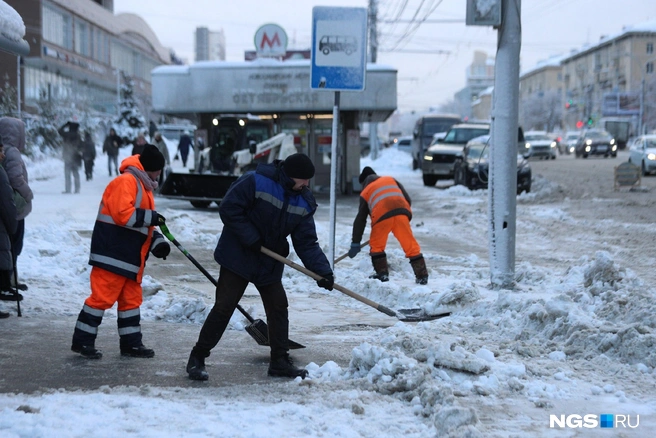 Снегопады временно прекратились, у дорожников есть возможность убрать улицы | Источник: Андрей Бортко / NGS.RU