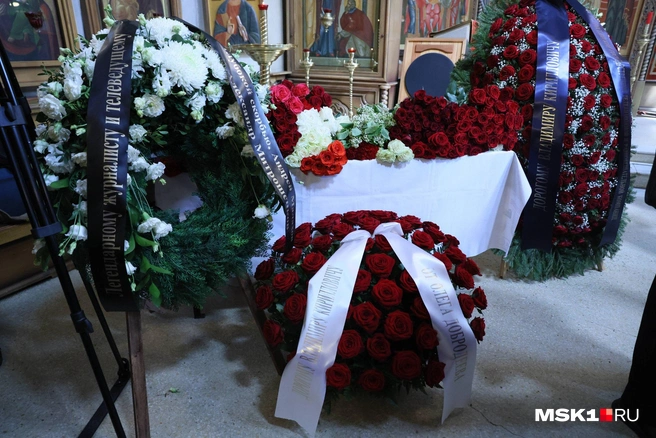 Возле гроба множество цветов | Источник: Артем Устюжанин / MSK1.RU