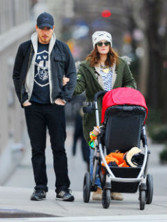 Дрю Бэрримор с мужем Уиллом Копельманом и дочерью Олив на прогулке