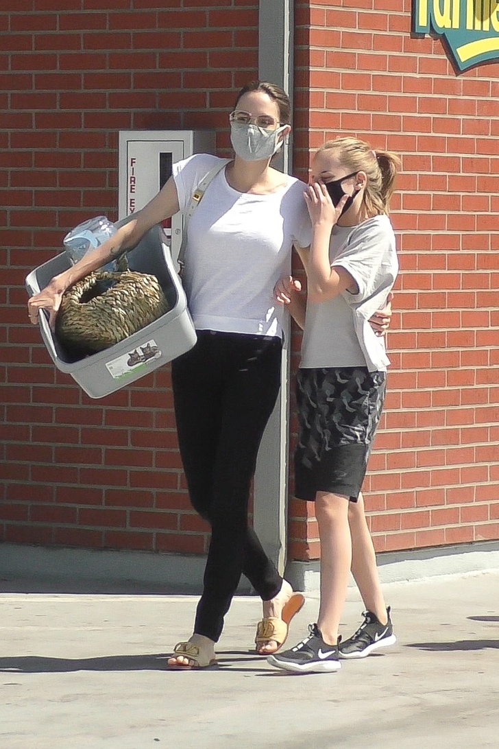 Какие джинсы носит Анджелина Джоли? Черные скинни на прогулке с дочерью