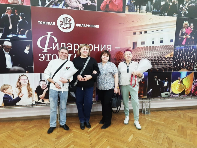 Евгений (слева) с друзьями | Источник: Анастасия Харламова / NGS70.RU