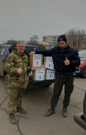 Здесь Алексей встречает конвой с гуманитарной помощью из Перми | Источник: личный архив Алексея Бурнашова