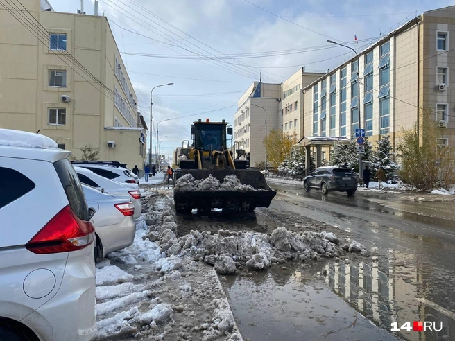 Снег рыхлый и мокрый, практически уже растаял и превратился в кашу | Источник: Надежда Ефимова / 14.RU
