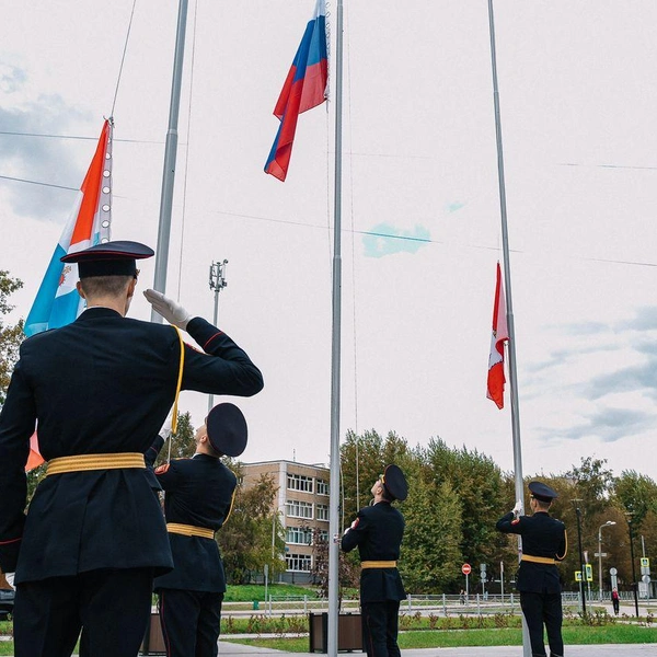 Центральным элементом сквера стали флагштоки, на которых в честь открытия подняли флаги России, Пермского края и города Перми | Источник: ОХК «Уралхим»