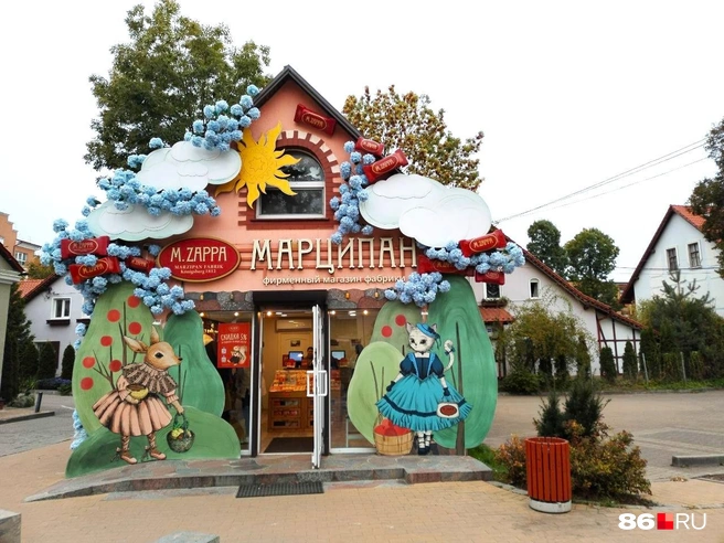 Изделия из марципана продают вот в таких милых магазинчиках | Источник: Анастасия Шевякова / 86.RU