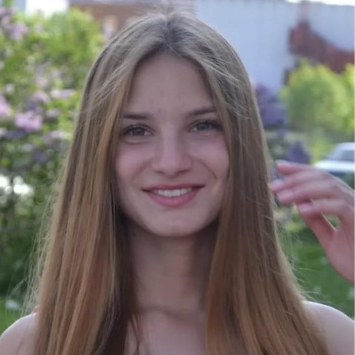 «Я открыл тазик, а там была Юля»: брат о том, как мать-шизофреничка зарубила топором его 18-летнюю сестру
