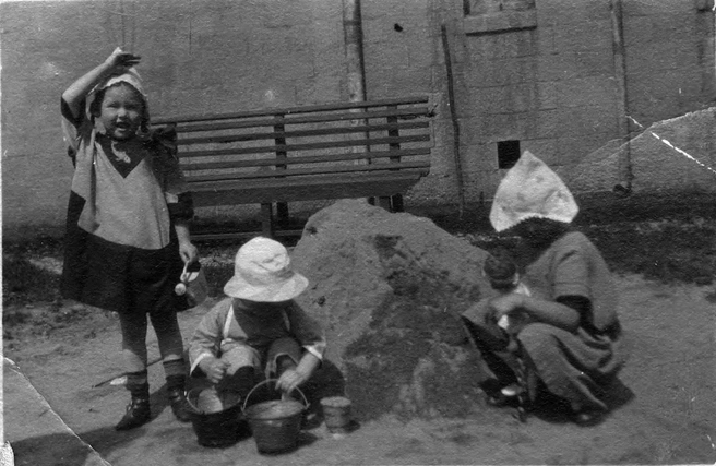 Ирина, Юлий и Вера Бринеры во дворе своего дома, 1923 год | Источник: pastvu.com