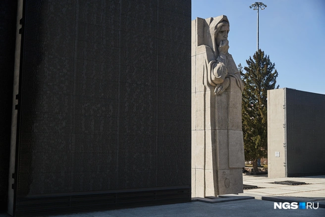 Монумент зримо воплощает ту страшную цену, которую пришлось заплатить одному только Новосибирску | Источник: Александр Ощепков / NGS.RU