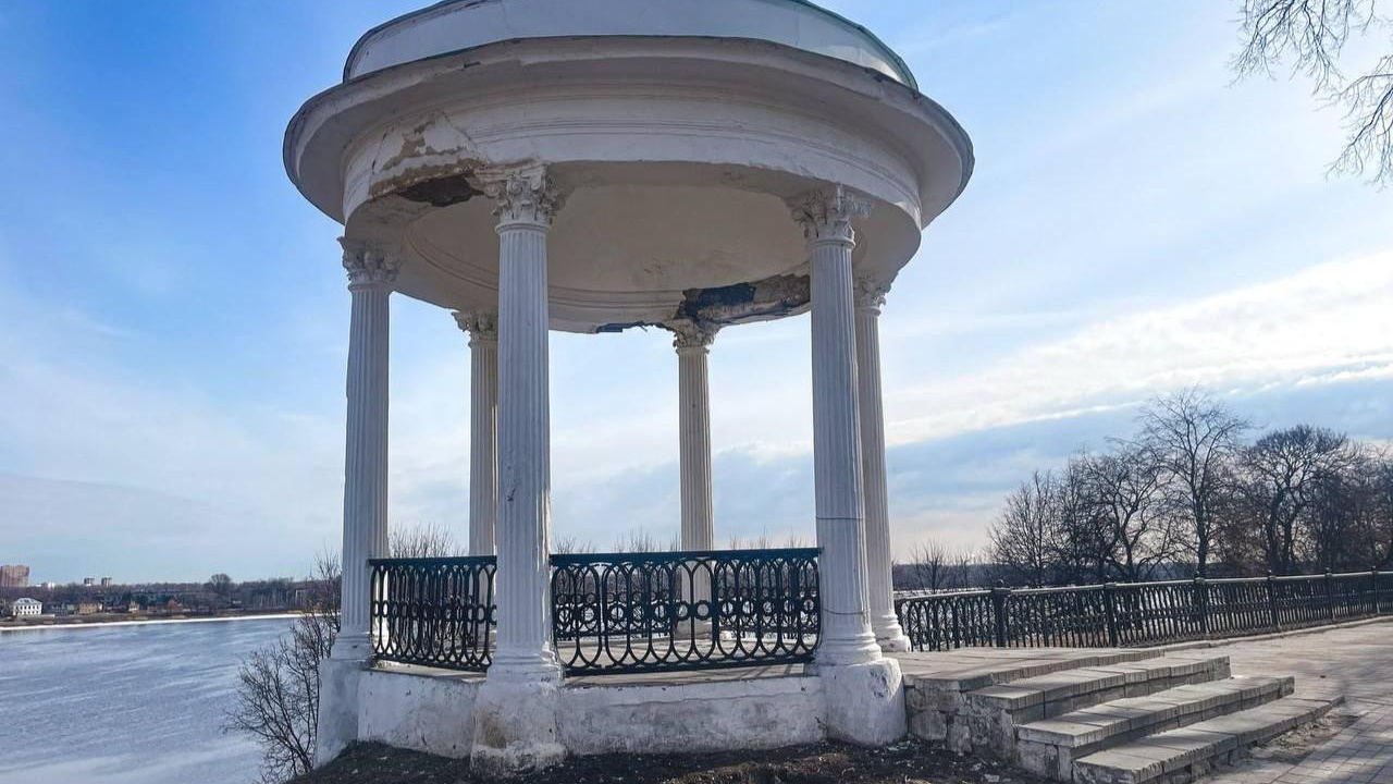 «Выявлены признаки ухудшения»: в Ярославле закрыли беседку на Волжской набережной. Причина