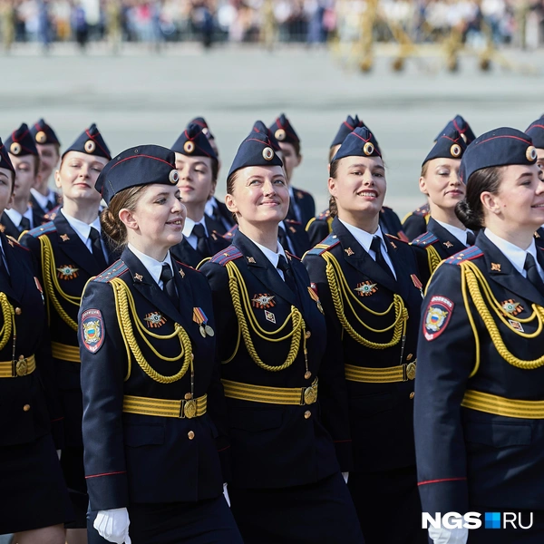 Прошли по главной площади города и представители силовых структур. В сводном женском парадном расчете — внучки и правнучки тех, кто ковал победу | Источник: Александр Ощепков / NGS.RU