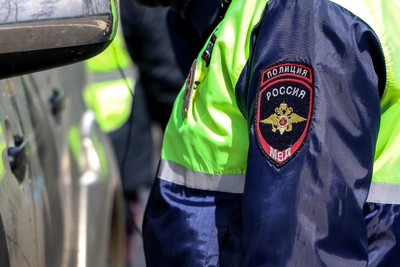 Пьяный водитель с пятью детьми опрокинул машину в водоем