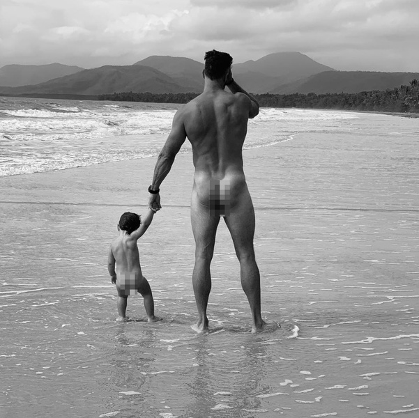 Звезда австралийского «Холостяка» Сэм Вуд сфотографировался голым рядом с полуторагодовалой дочерью