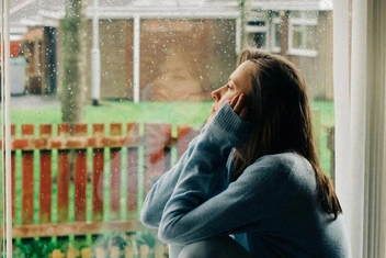 «С детства была душой своей компании, а теперь друзья меня игнорируют и даже обзывают»