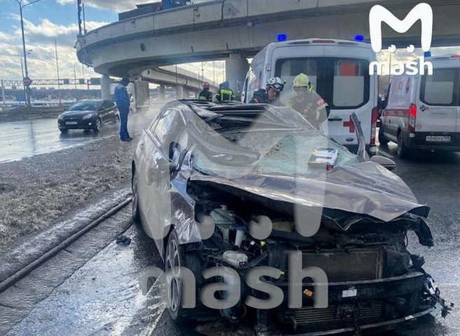 В Москве с эстакады на автомобили рухнула бетонная плита | ya62.ru