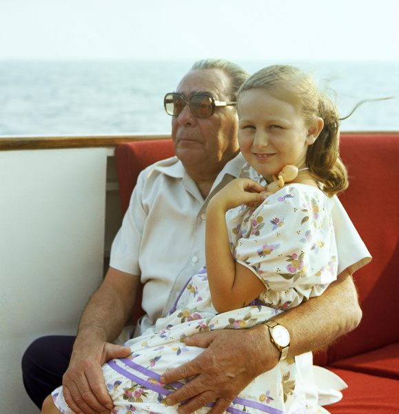 «Врачи завели ей сердце»: правнучка Брежнева пережила два инфаркта и вышла из психбольницы полной сил