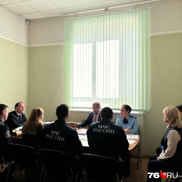 За столом собрались депутат Госдумы РФ Артем Молчанов, директор ДК Игорь Дербин, прокурор Ленинского района, а также сотрудники МЧС, юрист и заммэра по культуре | Источник: Анастасия Вязигина / 76.RU