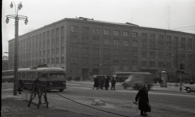 1965 год, улица Ленина в морозный день, горожане спешат по своим делам.