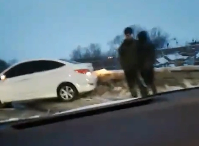 На Северной окружной легковушка влетела в отбойник | ya62.ru