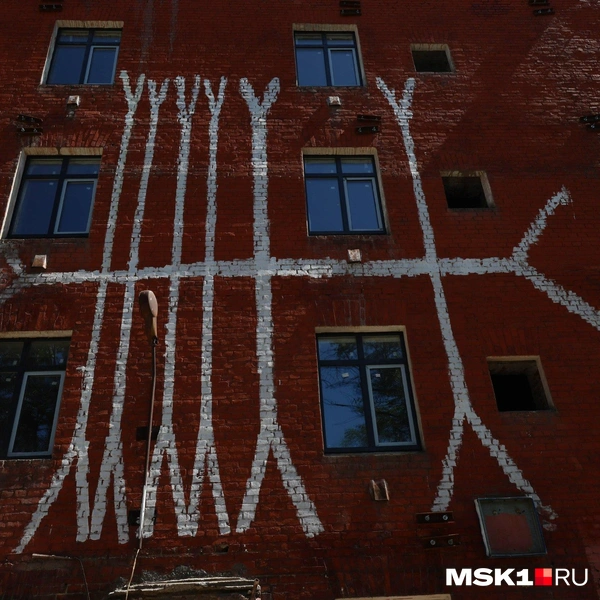 На фасаде есть и более абстрактные рисунки | Источник: Артем Устюжанин / MSK1.RU