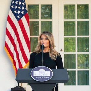 Первая леди США исчезла: кому понадобилась бронзовая статуя Мелании Трамп