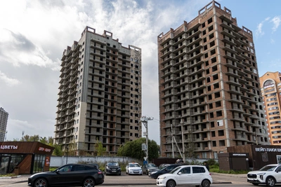 В Красноярске возобновили стройку брошенных высоток в «Изумрудной долине»