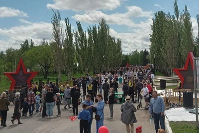 Омичи выстроились в очередь за солдатской кашей в парке Победы