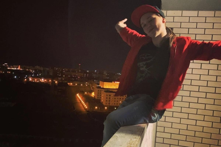 Нетрезвая походка, в руках алкоголь: «пацанка» Юлия Михайлова в вечер гибели — видео
