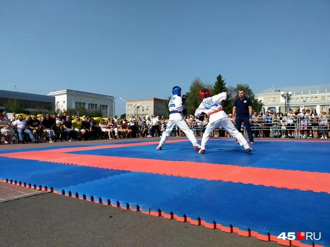 Бои «Стенка на стенку» были в прошлом году на День города Кургана | Источник: Надежда Тихомирова