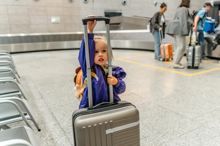 Дорого или просто муторно? Россиян обязали делать загранники детям до 14 лет — иначе из страны не выехать | Источник: Ivanova Ksenia/Shutterstock/Fotodom.ru