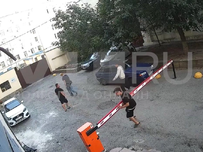 Жители пока своими силами пытаются найти виновных | Источник: Читатели V1.RU