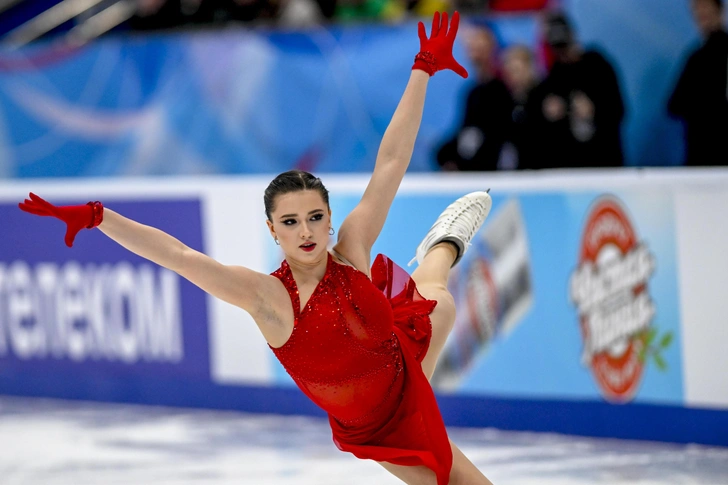 Российская олимпийская фигуристка Камила Валиева выступает во время шестого этапа женской короткой программы Гран-при Ростелекома в России на арене «Мегаспорт» в Москве, Россия, 25 ноября 2023 года. | Источник: Anadolu/Getty Images