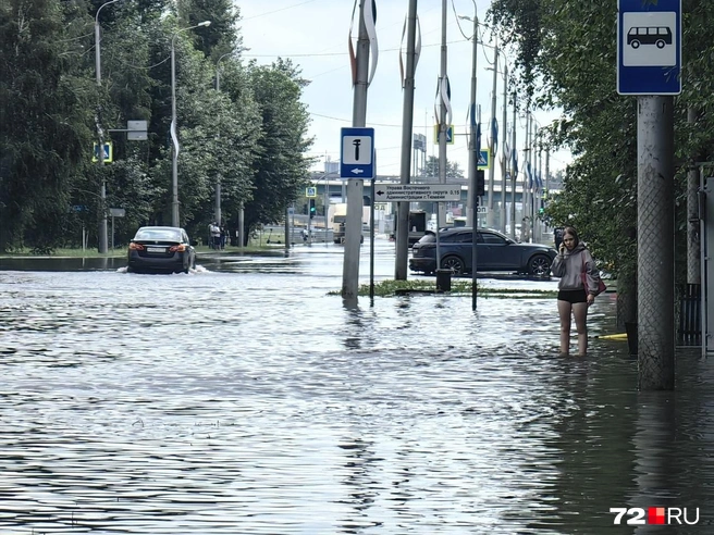 Под водой скрылась не только проезжая часть, но и тротуары | Источник: Павел Красоткин / 72.RU