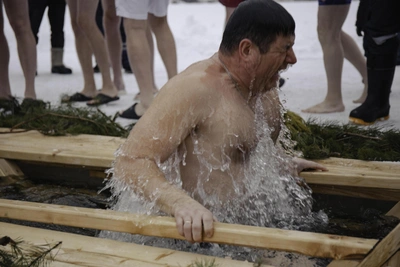 Курганцев доставят на Голубые озера спецрейсами