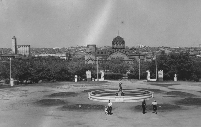 Так в 1956 году выглядела площадь перед памятником&nbsp;— еще без барельефов с пионерами-героями | Источник: Объединенный государственный архив Челябинской области (ОГАЧО)