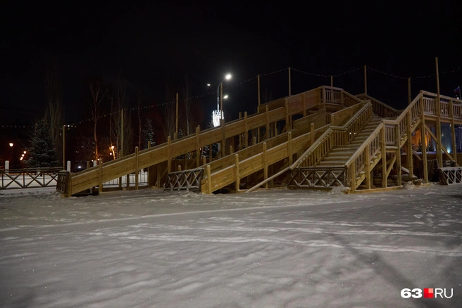 А вот и сама деревянная конструкция. Но пока вход и спуски закрыты | Источник: Роман Данилкин / 63.RU
