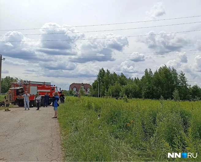 Пожарные еще несколько раз проливали место пожара уже после того, как огонь потух | Источник: Дарья Воробьева / NN.RU