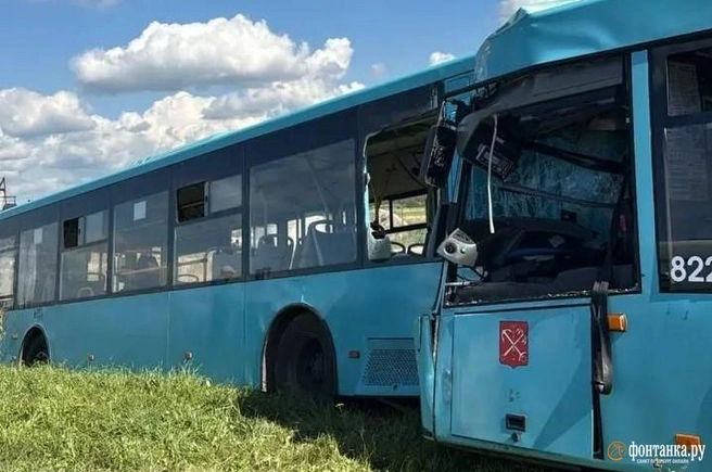 Пассажирский автобус врезался в другой, ожидавший техничку, в Петербурге | Источник: «Фонтанка.ру»