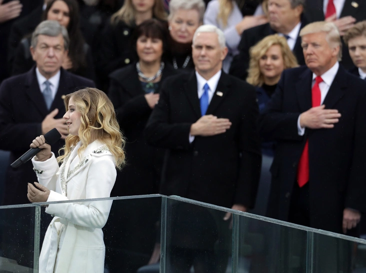 Джеки Иванко исполняет гимн на церемонии инаугурации Дональда Трампа, 20 января 2017 года