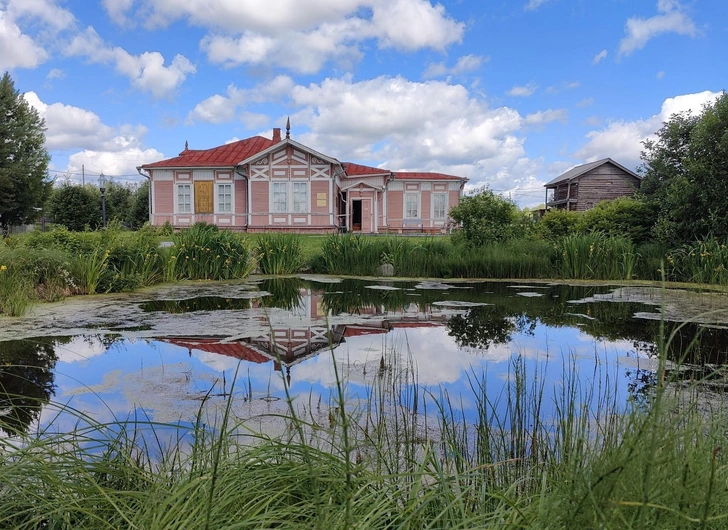 Мемориальный музей М. В. Ломоносова. Пруд перед зданием, предположительно выкопал собственноручно отец основателя Московского университета | Источник: Виктория Мелешко