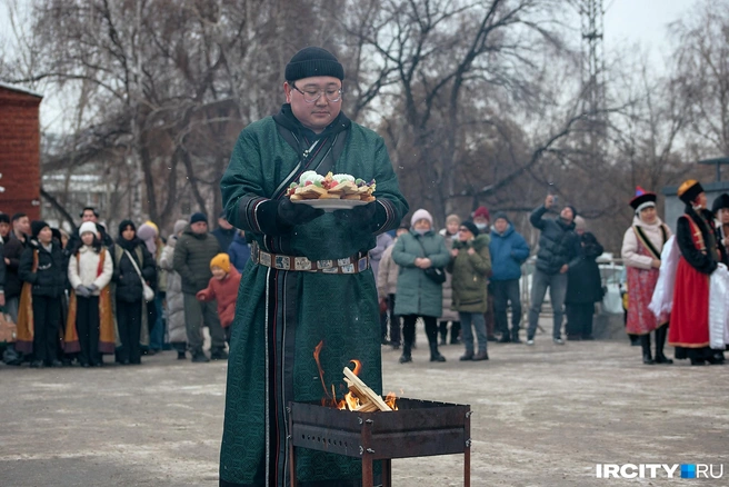 Один из важных обрядов во время Сагаалгана — подношение даров богам. Сначала их окуривали над огнем | Источник: Даниил Конин / «ИрСити»
