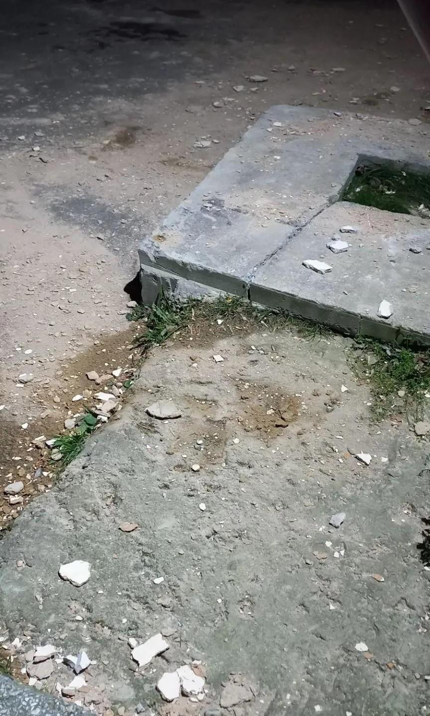 «Постоянный камнепад!»: жители Эльмаша пожаловались на разваливающийся дом. Вблизи него опасно ходи…