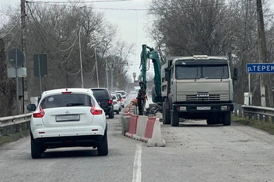 Движение по мосту через Терек затруднено из-за ремонта дороги